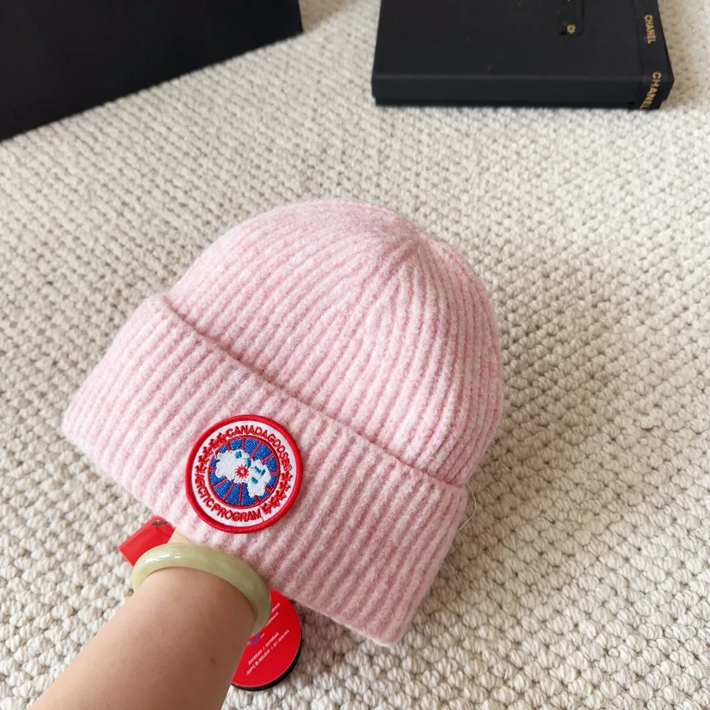 💰60 CANADA GOOSE Canada Goose winter warm cashmere cold hat. Rabbit wool material, thick feel, not easy to deform. Fashionable and versatile couple hat, imported embroidery logo, cashmere cotton yarn, sold in high quality three colors. Head circumference: 55-58cm available
